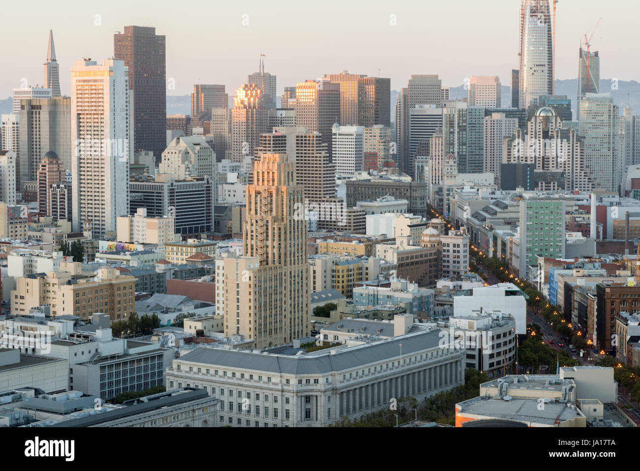 Luftaufnahme der Innenstadt von San Francisco und Market Street bei Sonnenuntergang. Stockfoto