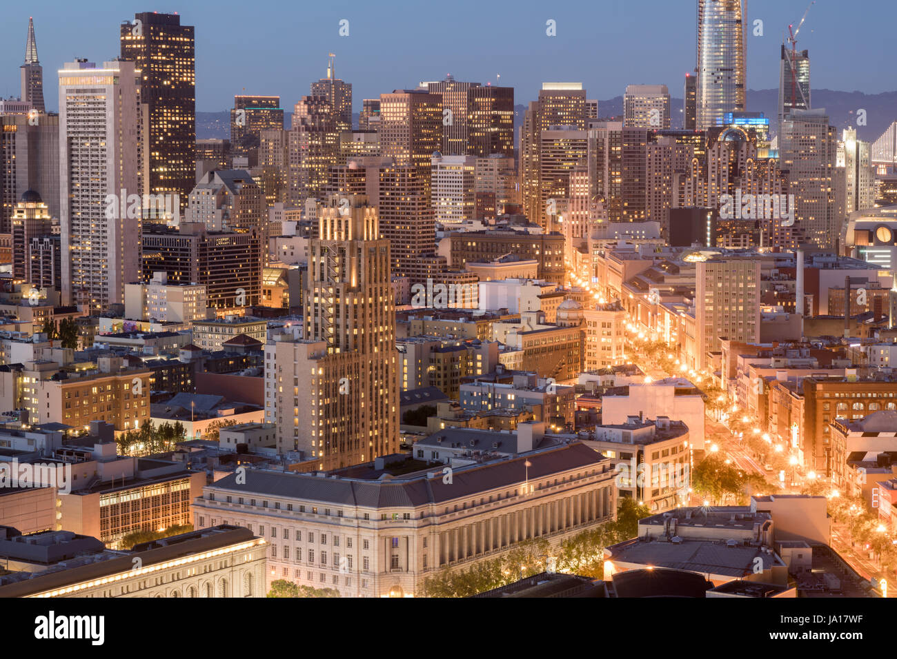 Luftaufnahme der Innenstadt von San Francisco und der Market Street in der Abenddämmerung. Stockfoto