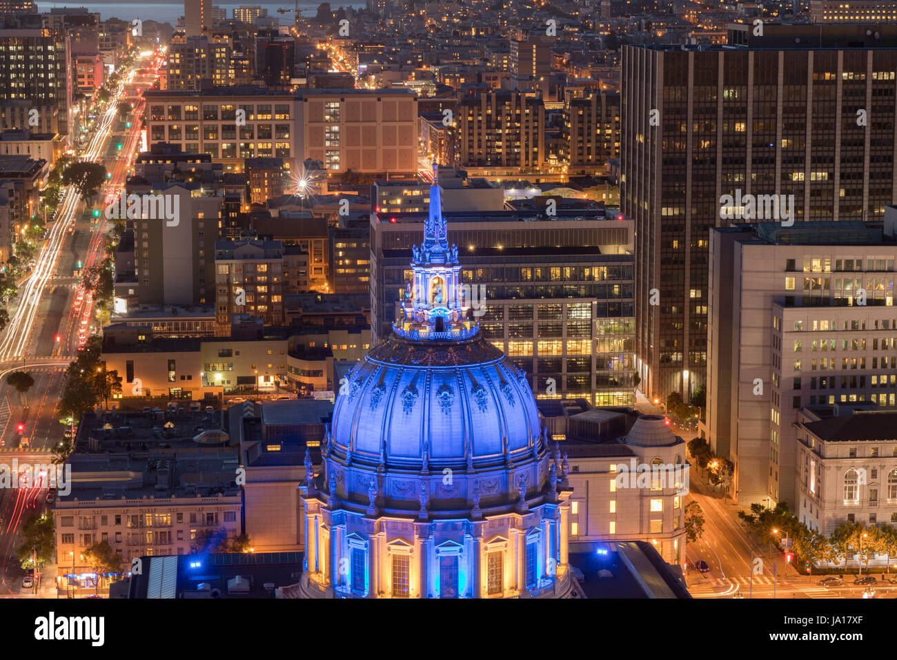 Luftaufnahme von San Francisco City Hall in der Nacht mit Golden State Warriors Farben. Stockfoto