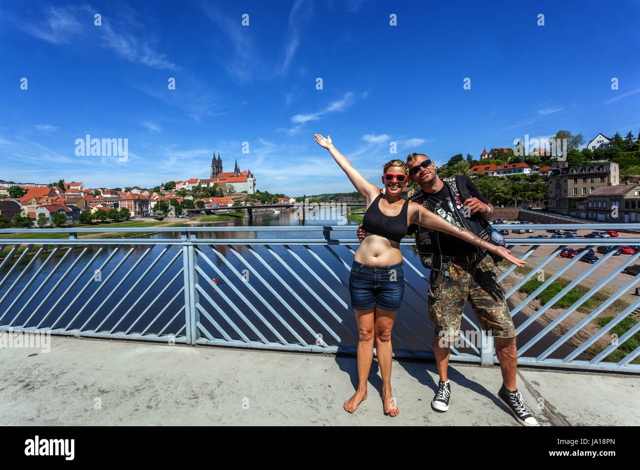 Punk-Paar auf der Brücke Meißener Schloss Hintergrund, Sachsen, Deutschland Straßenszene Lifestyle Paar Stockfoto