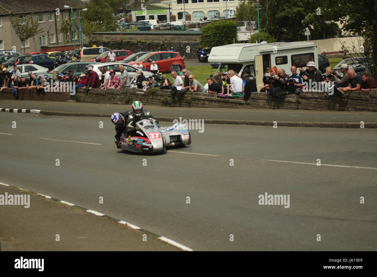 Isle Of Man TT Races, Beiwagen Praxis Qualifikationsrennen, Samstag, 3. Juni 2017. Beiwagen-qualifying-Session. Nr. 37, Claude Montagnier und Olivier Chabloz auf einer 600er LCR Kawasaki von der OFTIMARK team von Roissy En Brie, France.Credit: vielseitige Kunst und Fotografie/Alamy Live News. Stockfoto