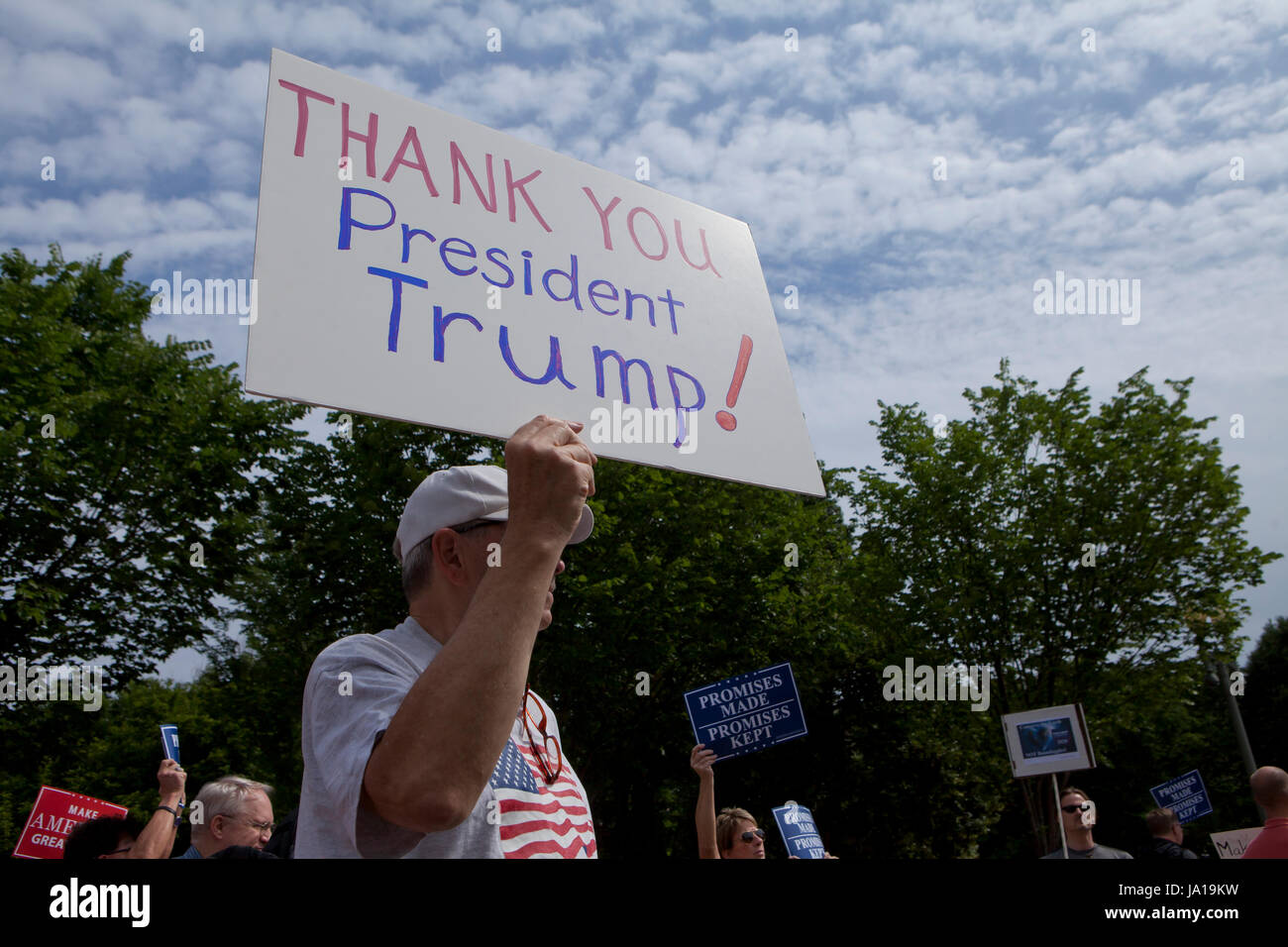 Washington, DC USA, 3. Juni 2017: Trump Fans sammeln vor dem weißen Haus, Genehmigung des Präsidenten Entscheidung Paris Klima Accord verlassen zu zeigen. Bildnachweis: B Christopher/Alamy Live-Nachrichten Stockfoto