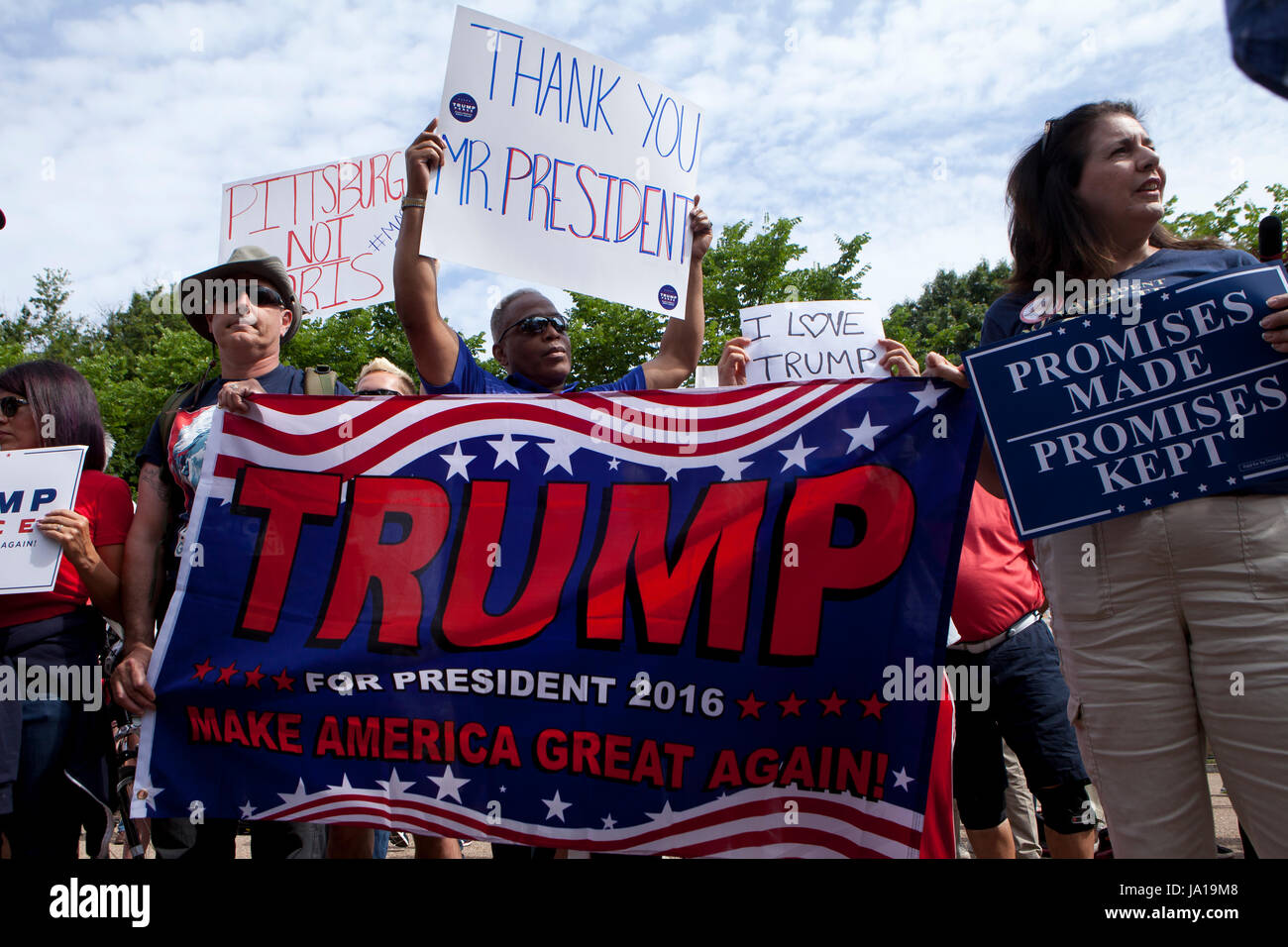 Washington, DC USA, 3. Juni 2017: Trump Fans sammeln vor dem weißen Haus, Genehmigung des Präsidenten Entscheidung Paris Klima Accord verlassen zu zeigen. Bildnachweis: B Christopher/Alamy Live-Nachrichten Stockfoto