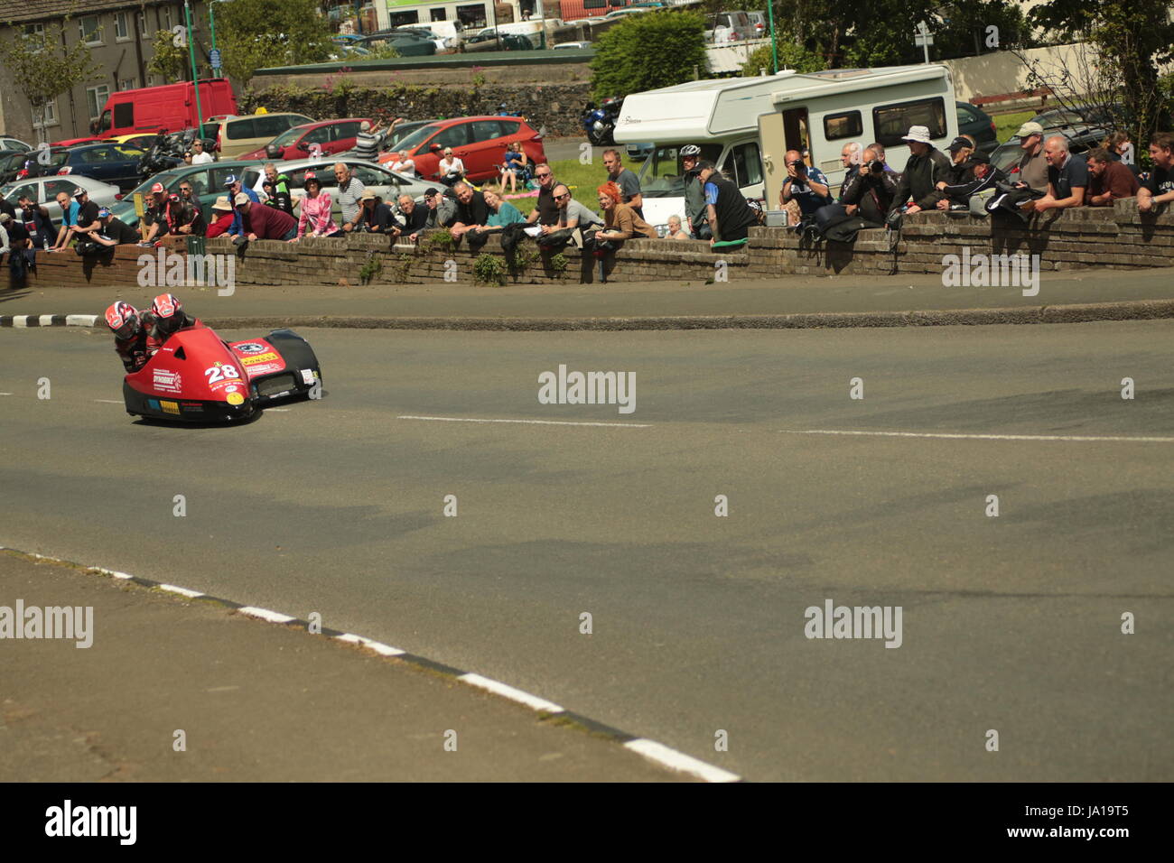 Isle Of Man TT Races, Qualifying Practice Race, Samstag, 3 Juni 2017.Sidecar Qualifying-Session. Isle Of Man TT Races, Beiwagen Praxis Qualifikationsrennen, Samstag, 3. Juni 2017. Beiwagen-qualifying-Session. Nummer 28, Nicholas Dukes und William Moralee auf ihrer 600er Honda Beiwagen des DynoBike Teams aus Molton, UK. Bildnachweis: Eklektische Kunst und Fotografie/Alamy Live-Nachrichten. Stockfoto