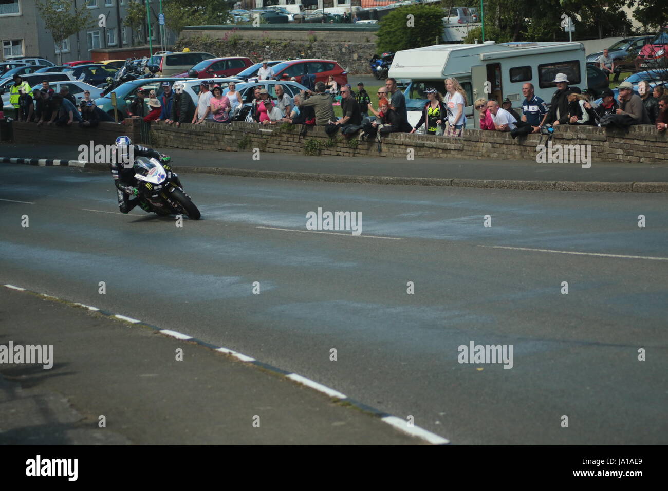 Isle Of Man TT Races, Qualifying Practice Race, Samstag, 3 Juni 2017.Sidecar Qualifying und Supersport/geringes Gewicht/Newcomer (alle Klassen) Qualifikation. Nummer 4, Ian Hutchinson von Bingley Cruickshanks Ecke, Ramsey, Isle of man Credit: eklektische Kunst und Fotografie/Alamy Live News Stockfoto