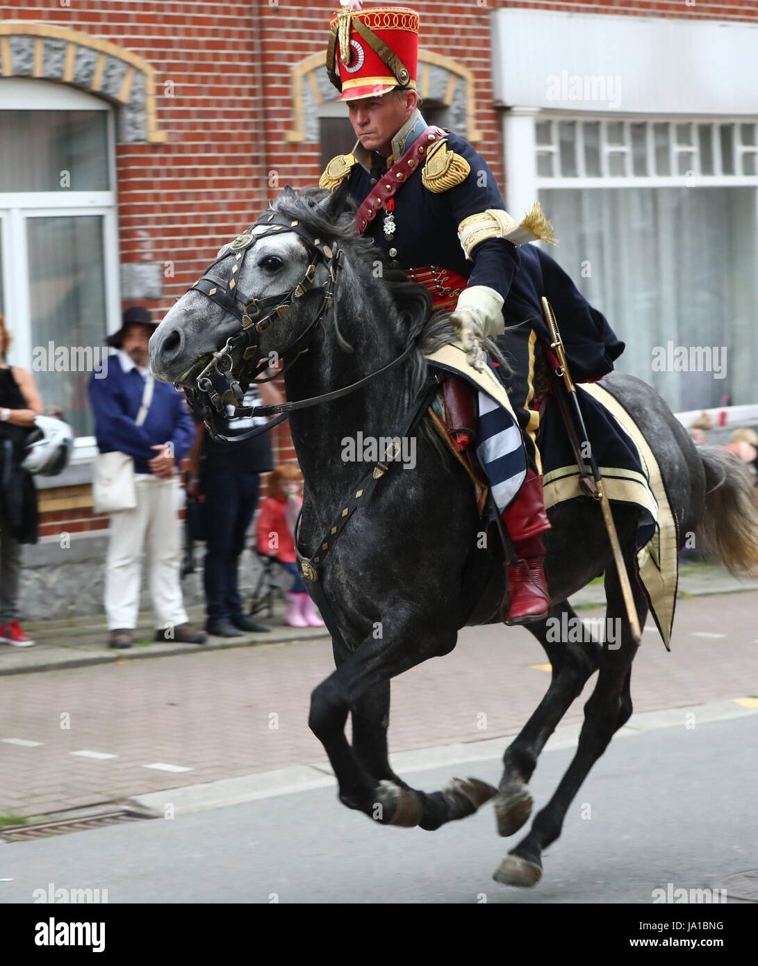 Ligny (Belgien). 3. Juni 2017. Ein Teilnehmer reitet auf einem Pferd während der Re-Inszenierung der Schlacht von Ligny, in Ligny, Belgien, 3. Juni 2017. Die Schlacht von Ligny fand am 16. Juni 1815, und war der letzte Sieg in der militärischen Karriere von Napoleon Bonaparte, in denen seine Truppen eine preußische Kraft besiegt. Bildnachweis: Gong Bing/Xinhua/Alamy Live-Nachrichten Stockfoto