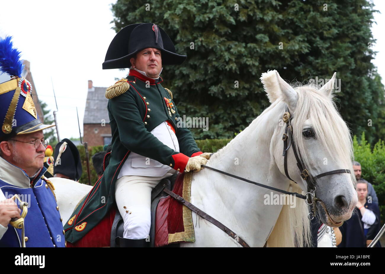 Ligny (Belgien). 3. Juni 2017. Ein Erlass von Napoleon Mann reitet auf einem Pferd während der Re-Inszenierung der Schlacht von Ligny, in Ligny, Belgien, 3. Juni 2017. Die Schlacht von Ligny fand am 16. Juni 1815, und war der letzte Sieg in der militärischen Karriere von Napoleon Bonaparte, in denen seine Truppen eine preußische Kraft besiegt. Bildnachweis: Gong Bing/Xinhua/Alamy Live-Nachrichten Stockfoto