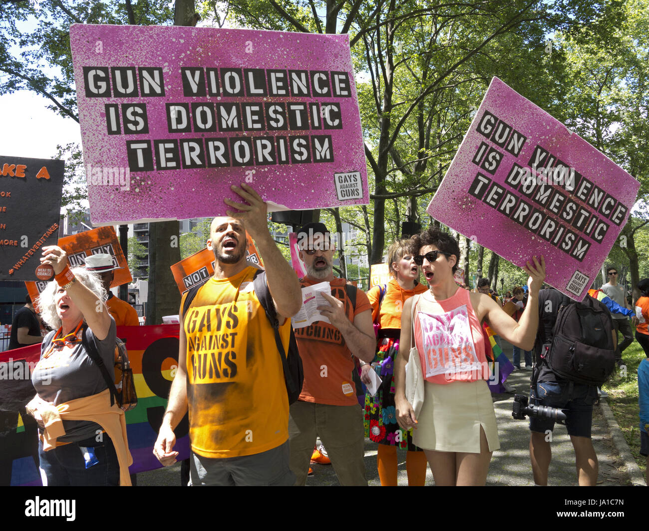 Brooklyn, USA, 3. Juni 2017. Homosexuell Anti-Gun Gruppe vorbereiten zu marschieren über die Brooklyn Bridge zu fordern bessere Reglementierung von Waffenbesitz und Aufmerksamkeit auf das Problem der Waffengewalt in Amerika. Der Marsch wurde von Moms Nachfrage Aktion für Pistole Sinn in Amerika und anderen Unterstützern Waffenkontrolle gesponsert. Stockfoto