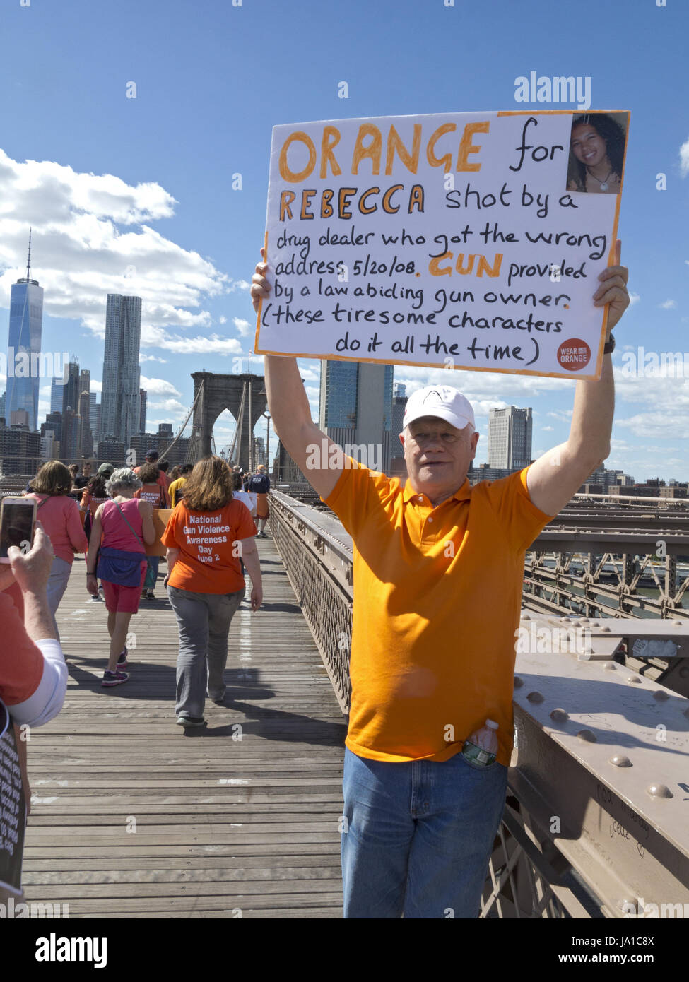 Brooklyn, USA, 3.. Juni 2017. Hunderte von Menschen marschieren über die Brooklyn Bridge, um eine Reform der Waffengesetzgebung zu fordern. Vater hält Foto von Kind, das Opfer von Waffengewalt war. Stockfoto