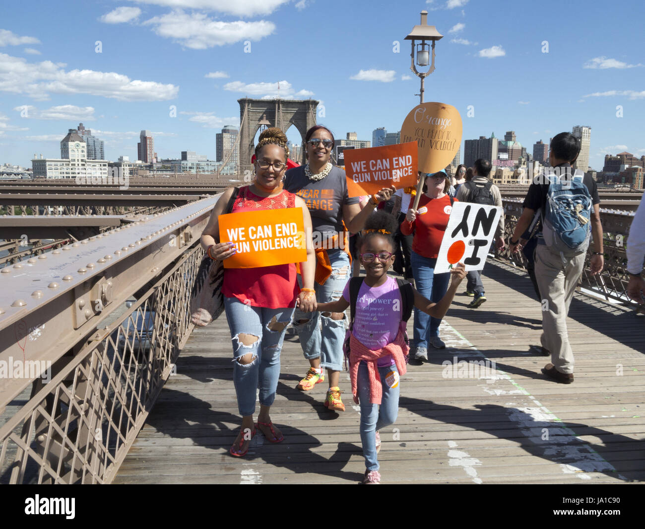 Brooklyn, USA, 3. Juni 2017. Hunderte von Menschen marschierten über die Brooklyn Bridge zu fordern bessere Reglementierung von Waffenbesitz und Aufmerksamkeit auf das Problem der Waffengewalt in Amerika. Der Marsch wurde von Moms Nachfrage Aktion für Pistole Sinn in Amerika und anderen Unterstützern Waffenkontrolle gesponsert. Stockfoto