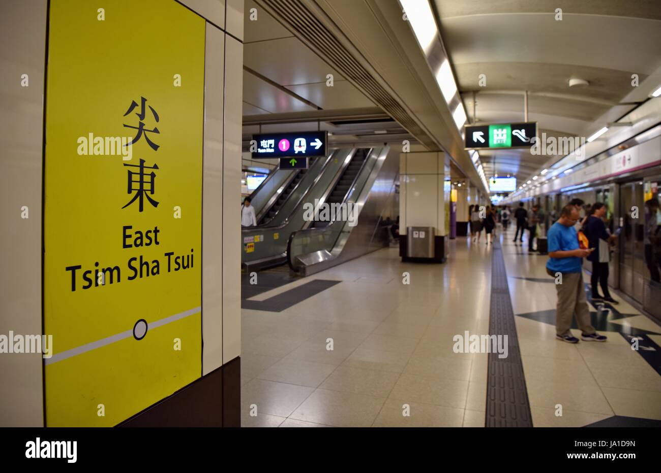 Hong Kong, China. 11. Mai 2017. Passagiere warten an der East Tsim Sha Tsui-u-Bahnstation von der Mass Transit Railway in Hongkong, Südchina, 11. Mai 2017. 1. Juli 2017 markiert den 20. Jahrestag der Rückkehr Hong Kongs zum Mutterland. Bildnachweis: Wang Xi/Xinhua/Alamy Live-Nachrichten Stockfoto