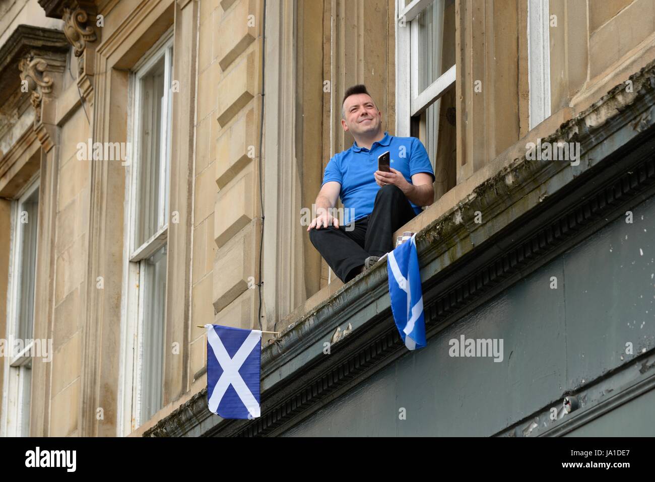 Glasgow, Vereinigtes Königreich. 3. Juni 2017. Schottische Unabhängigkeit März. Schätzungsweise 20.000 Menschen versammelt, um durch Glasgow zur Unterstützung einen Schub für die schottische Unabhängigkeit zu marschieren. Dieser Mann wollte die Prozession von einem Felsvorsprung außerhalb einer ersten Stock Mietshaus Fenster zu sehen. Alamy Live-Nachrichten Stockfoto