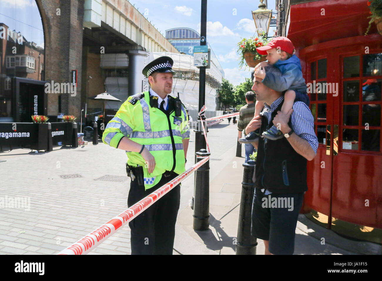 London, UK. 4. Juni 2017. Ein Eingang zum Borough Markt Iis abgesperrt, die Öffentlichkeit, die nach dem Angriff der London Bridge und tödliche Messerstechereien am 3. Juni Credit: Amer Ghazzal/Alamy Live-Nachrichten Stockfoto