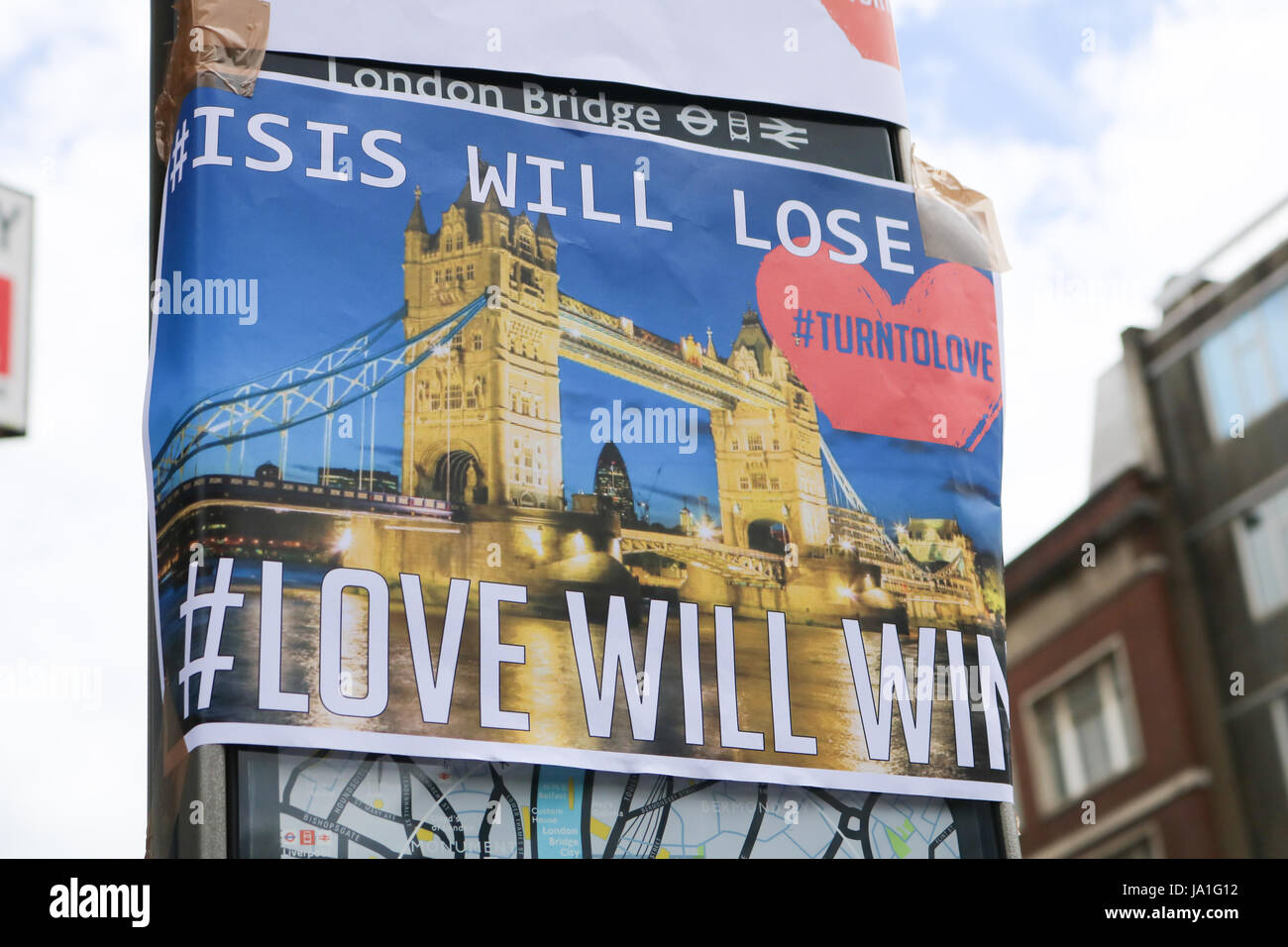 London, UK. 4. Juni 2017. Ein Schild an einem lokalen Informationen zu führen, in Southwark liest "gewinnen Liebe Isis wird Lose" Credit: Amer Ghazzal/Alamy Live-Nachrichten Stockfoto