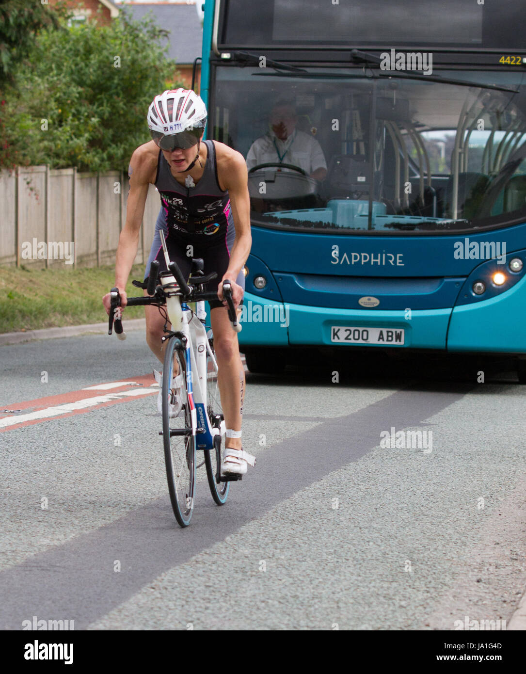 Wrexham, Nordwales, UK. 4. Juni 2017. Erster Platz ging an Gwen Kinsey im Chester Triathlon Club Womens Olympische Distanz Rennen. Bildnachweis: Charles Allen/Alamy Live-Nachrichten Stockfoto