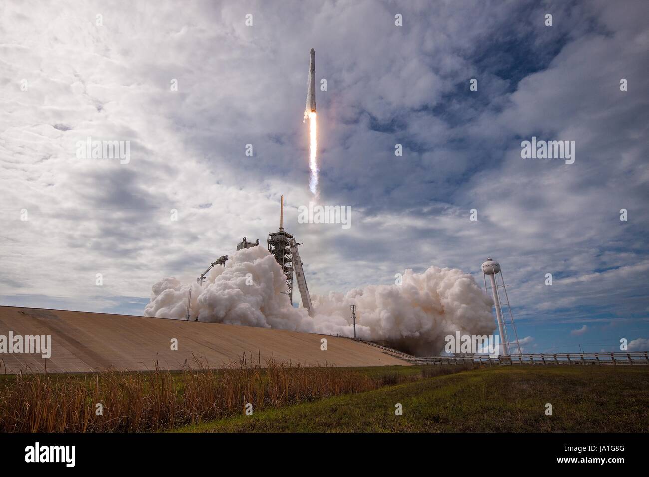 Cape Canaveral, Vereinigte Staaten von Amerika. 3. Juni 2017. Die SpaceX Falcon 9 Rakete mit an Bord der Dragon-Raumschiff hebt ab in den Himmel vom Launch Complex 39A am Kennedy Space Center 3. Juni 2017 in Cape Canaveral, Florida. Dragon trägt fast 6.000 Pfund für Wissenschaftsforschung, Besatzung Lieferungen und Hardware zur internationalen Raumstation ISS. Bildnachweis: Planetpix/Alamy Live-Nachrichten Stockfoto