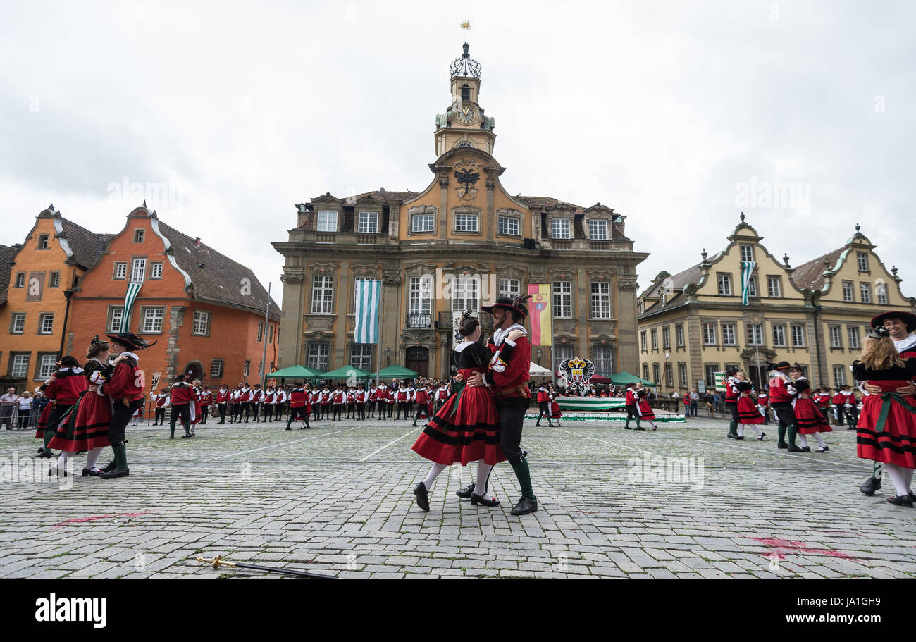 Schwäbisch Hall, Deutschland. 4. Juni 2017. Menschen tragen Salter Kostüme Tanz um die Salter Kuchen in Schwäbisch Hall, Deutschland, 4. Juni 2017. Das Salz Festival (Deutsch: "Kuchen-Und Brunnenfestival", beleuchtet. "Kuchen und Brunnen-Festival") aus dem 14. Jahrhundert ist auch heute noch nach der Festival-Verordnung von 1785 gefeiert und erinnert sich an die lokalen Salzproduktion. Foto: Daniel Maurer/Dpa/Alamy Live News Stockfoto