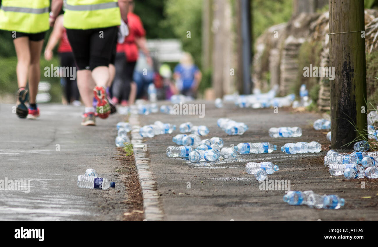 Quenington, UK - 4. Juni 2017: Weggeworfene Flaschen mit Wasser in das Dorf Quenington, Gloucestershire nach Fairford 10 K laufen Stockfoto