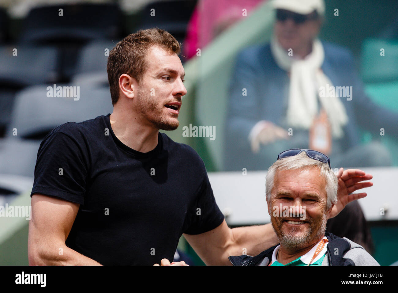 Paris, Frankreich, 4. Juni 2017: NBA-Profi David Lee und Piotr Wozniacki während Caroline Wozniackis 4. Runde bei den 2017 Tennis French Open in Roland Garros Paris entsprechen. Bildnachweis: Frank Molter/Alamy Live-Nachrichten Stockfoto