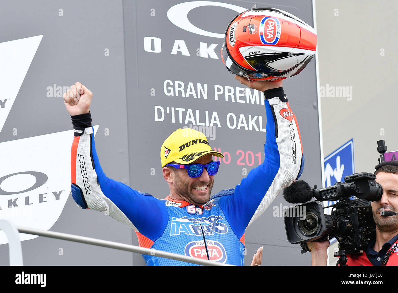 Florenz, Italien. 4. Juni 2017. SCARPERIA, Florenz, Italien - Juni 04:, 2017 Mattia Pasini von Italien und Italtrans eine Mannschaft (Moto2) auf dem Podium feiert seinen Sieg am Ende Rennen MotoGP MotoGP Gran Premio d ' Italia-Strecke von Mugello. am 4. Juni 2017 in Scarperia Italien. (Foto: Marco Iorio) Bildnachweis: Marco Iorio/Alamy Live-Nachrichten Stockfoto