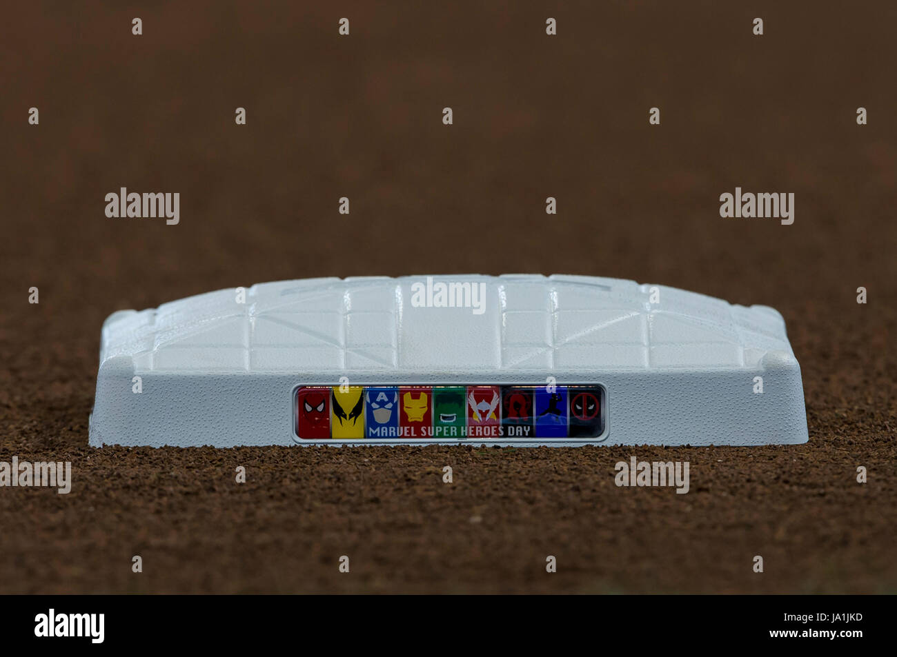 Milwaukee, WI, USA. 3. Juni 2017. Eine Basis, Marvel Super Hero Tag vor der Major League Baseball Spiel zwischen den Milwaukee Brewers und den Los Angeles Dodgers im Miller Park in Milwaukee, Wisconsin zu Ehren. John Fisher/CSM/Alamy Live-Nachrichten Stockfoto