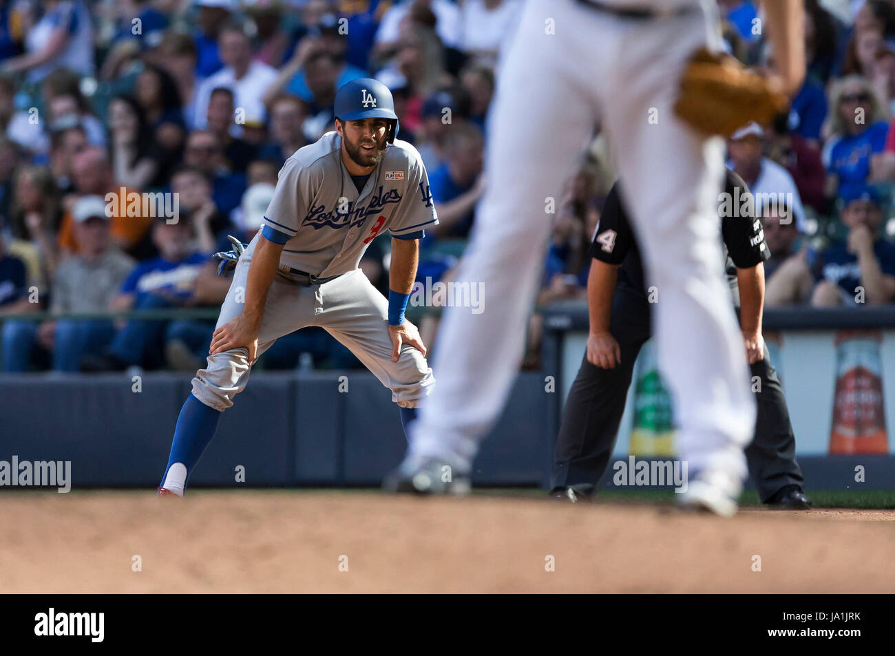 Milwaukee, WI, USA. 3. Juni 2017. Los Angeles Dodgers zweiter Basisspieler Chris Taylor #3 führt in die Major League Baseball Spiel zwischen den Milwaukee Brewers und den Los Angeles Dodgers im Miller Park in Milwaukee, Wisconsin. John Fisher/CSM/Alamy Live-Nachrichten Stockfoto