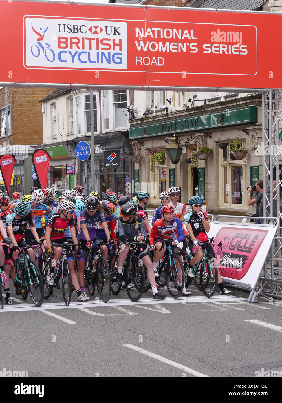 Melton Mowbray, UK. 4. Juni 2017. Teilnehmer in der 2017 Frauen CiCLE klassischen Radrennen warten auf der Startlinie in Sherrard Straße, Melton Mowbray, England, UK. 4. Juni 2017 Kredit: Photimageon/Alamy Live-Nachrichten Stockfoto