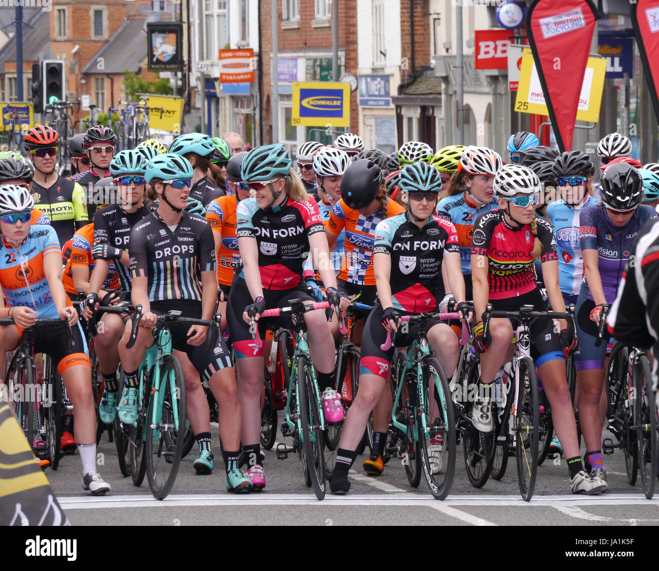 Melton Mowbray, UK. 4. Juni 2017. Teilnehmer in der 2017 Frauen CiCLE klassischen Radrennen warten auf der Startlinie in Sherrard Straße, Melton Mowbray, England, UK. 4. Juni 2017 Kredit: Photimageon/Alamy Live-Nachrichten Stockfoto