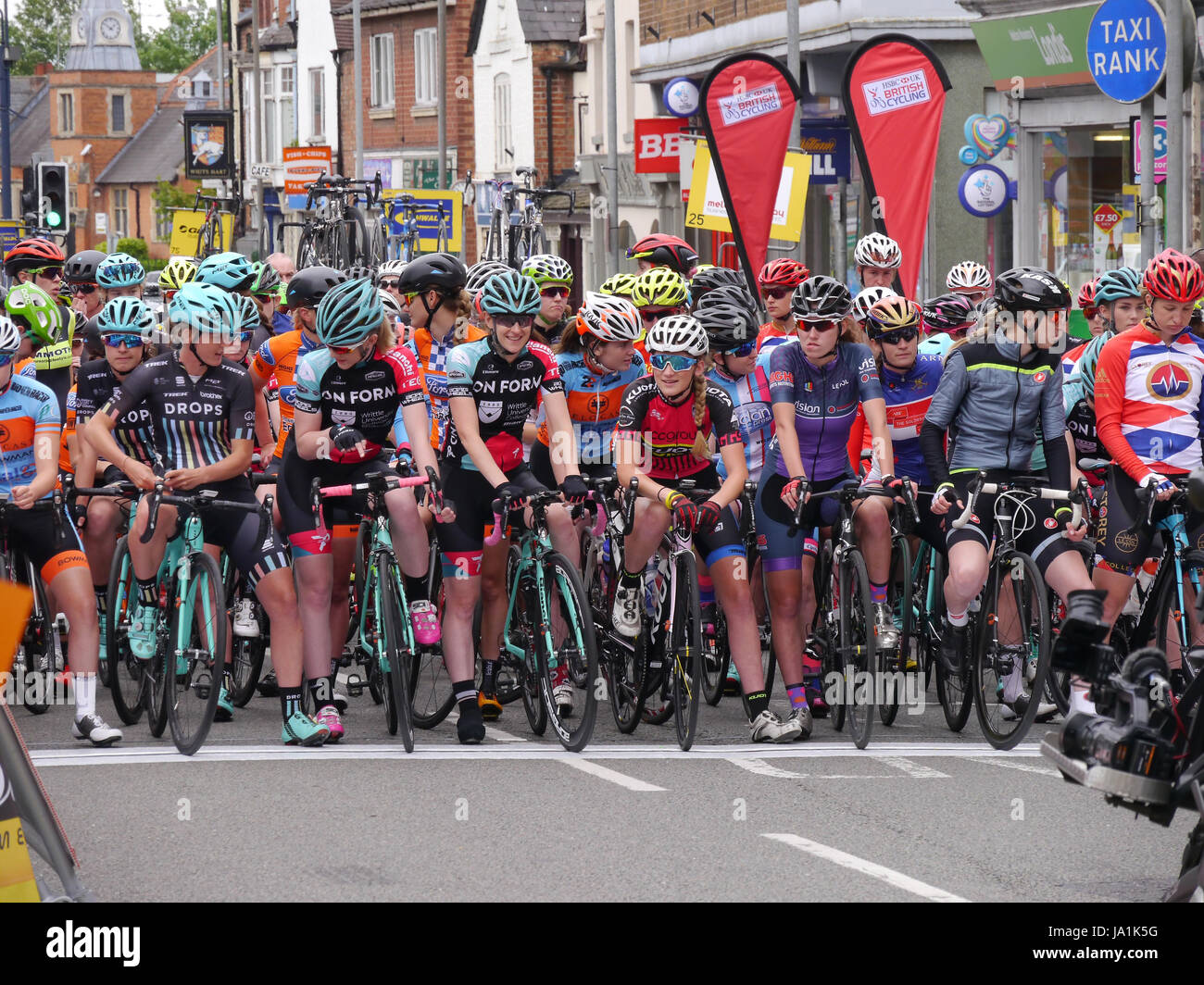 Melton Mowbray, UK. 4. Juni 2017. Teilnehmer in der 2017 Frauen CiCLE klassischen Radrennen warten auf der Startlinie in Sherrard Straße, Melton Mowbray, England, UK. 4. Juni 2017 Kredit: Photimageon/Alamy Live-Nachrichten Stockfoto