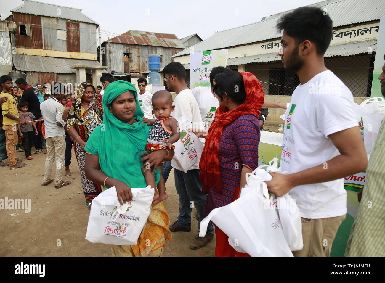 Dhaka, Bangladesch. 4. Juni 2017. Bangladeshi unter privilegierten Menschen erhält kostenlose Iftar Mahlzeiten, Essen für das Brechen des Tages schnell, eine soziale Organisation während des Ramadan, Dhaka, Bangladesch, 4. Juni 2017 vorgesehen. Bildnachweis: Suvra Kanti Das/ZUMA Draht/Alamy Live-Nachrichten Stockfoto