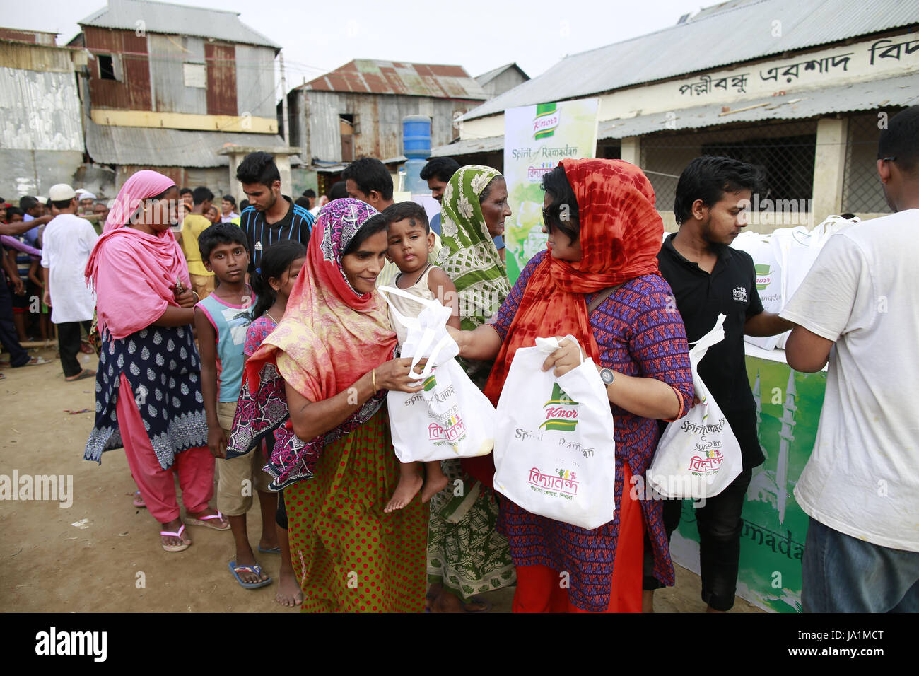 Dhaka, Bangladesch. 4. Juni 2017. Bangladeshi unter privilegierten Menschen erhält kostenlose Iftar Mahlzeiten, Essen für das Brechen des Tages schnell, eine soziale Organisation während des Ramadan, Dhaka, Bangladesch, 4. Juni 2017 vorgesehen. Bildnachweis: Suvra Kanti Das/ZUMA Draht/Alamy Live-Nachrichten Stockfoto