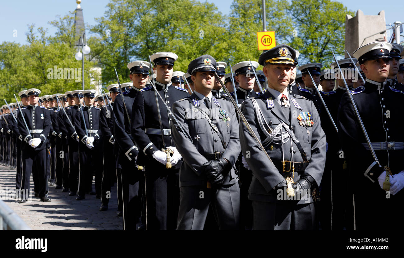 Helsinki, Finnland. 4. Juni 2017. Truppen, die Vorbereitung für die Parade auf Senat-Quadrat-Kredit: Hannu Mononen/Alamy Live News Stockfoto