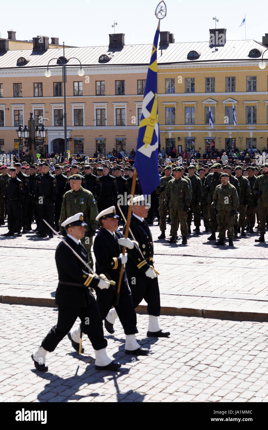 Helsinki, Finnland. 4. Juni 2017. Flagge der Marine getragen an den Senat Square Kredit: Hannu Mononen/Alamy Live News Stockfoto