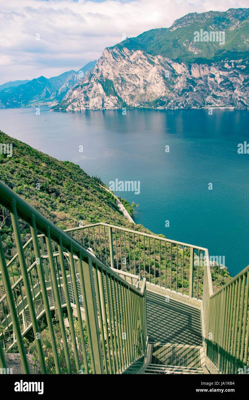 Panorama Eisentreppe am Gardasee auf dem Weg von Busatte nahe der Stadt von Torbole nach Tempesta. Stockfoto