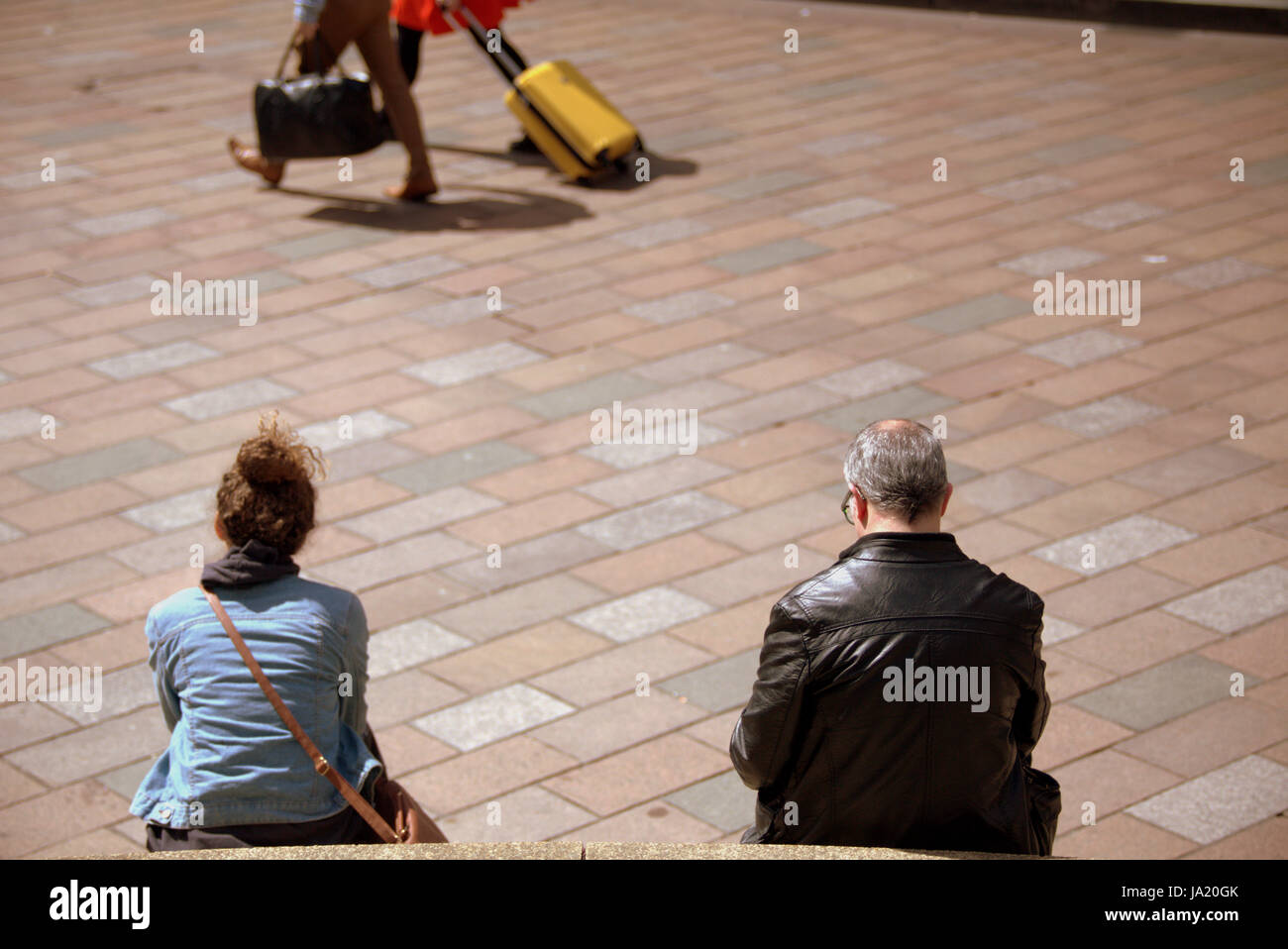 Touristen auf den Straßen von Glasgow Schottland sitzen hinter Träume verlassen Stockfoto