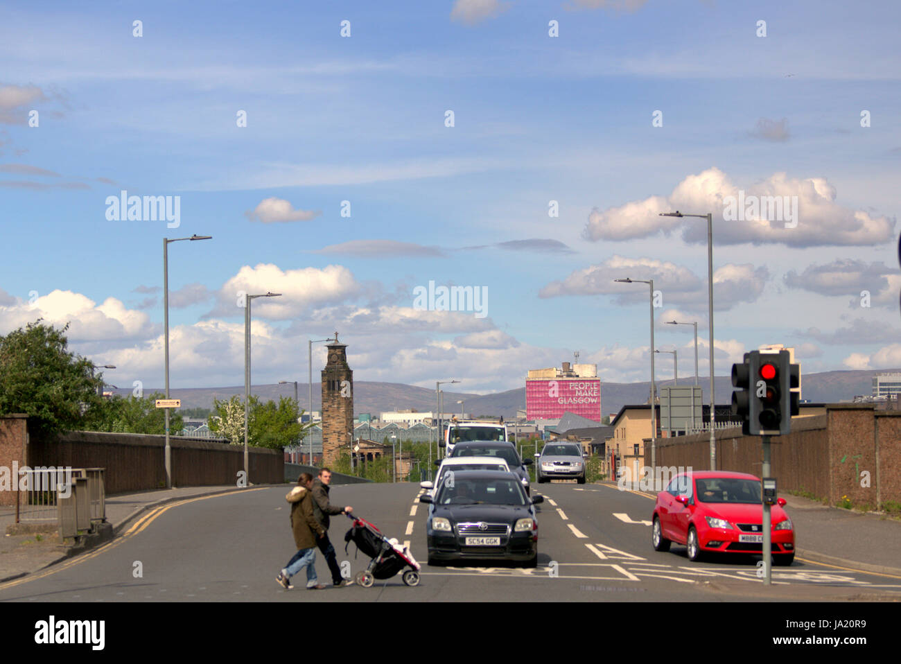 Gorbals Glasgow neue Ansichten mit der Stadt im Hintergrund soziale Kommentare mit einer jungen Familie foregroun M74 Brücke neben Glasgow's erste Bus Depot Stockfoto