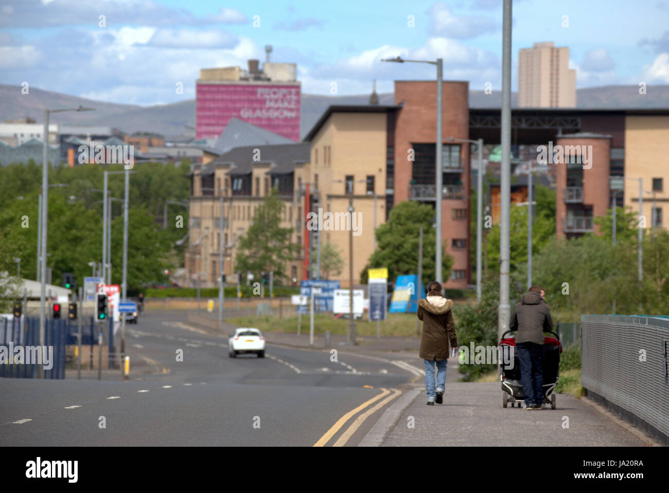 Neue Ansichten Gorbals Glasgow mit Stadt im Hintergrund sozialer Kommentar mit jungen Familien Vordergrund Stockfoto