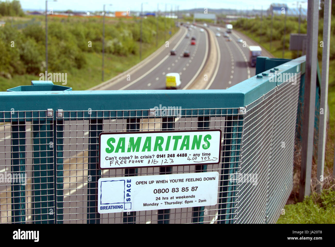 Samariter Bekanntmachung über die autobahnbrücke M74 Brücke neben dem ersten Bus Depot Gorbals Glasgow Glasgow Stockfoto