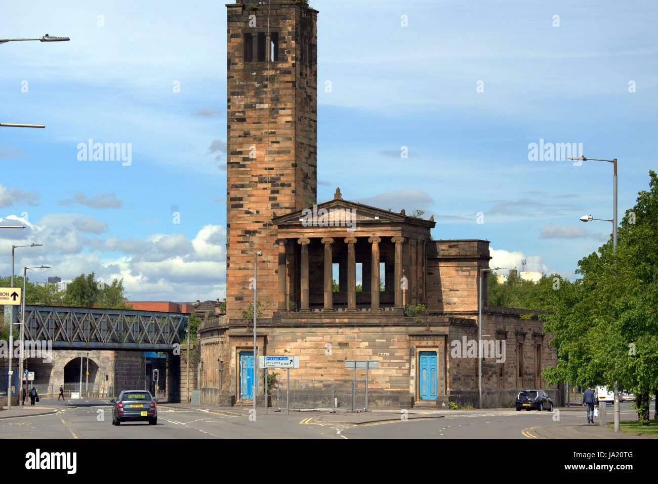 Neue Ansichten Gorbals Glasgow mit Stadt im Hintergrund sozialer Kommentar mit jungen Familien Vordergrund Stockfoto