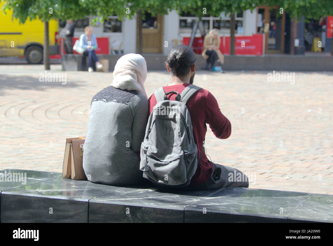 Hijab-Schal tragen Muslim an der britischen street Stockfoto