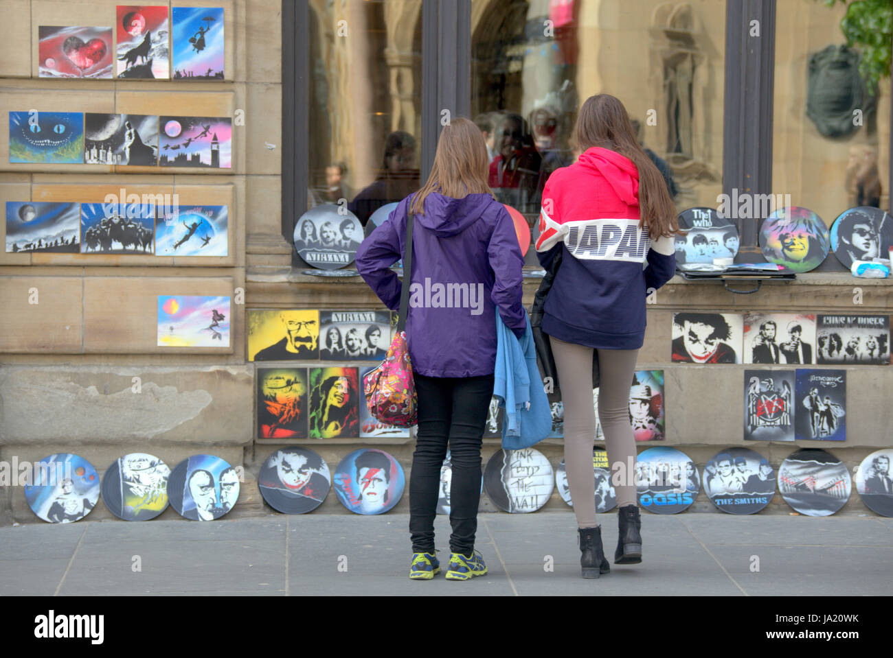 Touristen auf den Straßen von Glasgow Schottland Kunstwerke kaufen Stockfoto