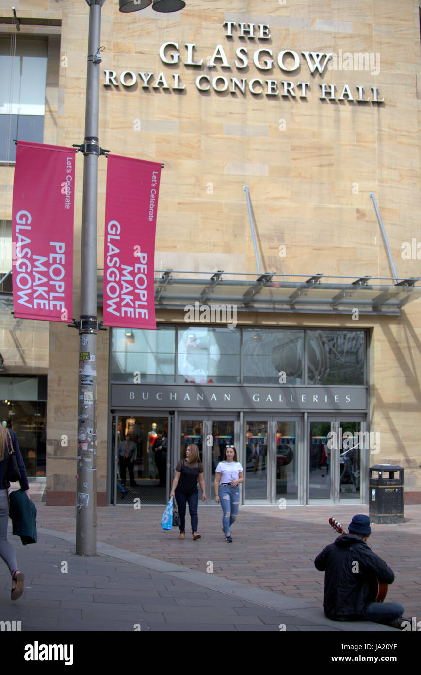 Menschen machen Glasgow Buchanan Galerien der Glasgow Royal Concert Hall Straßenmusiker auf der Straße Stockfoto