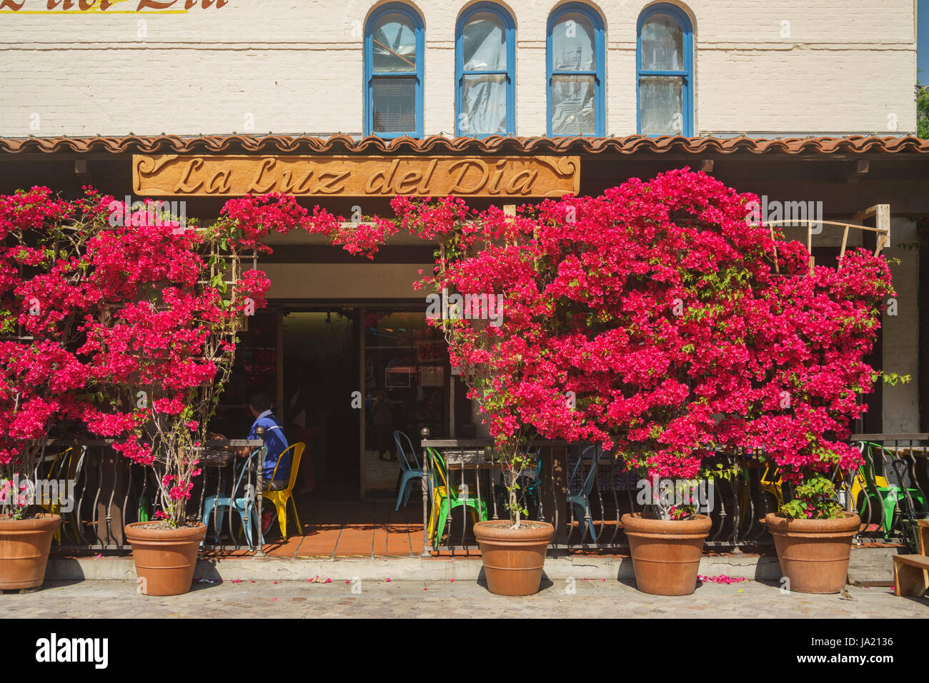 Los Angeles, APR 11: Die bekannte Olvera Street mit Papier Blume Blüte am 11. April 2017 in Los Angeles Stockfoto