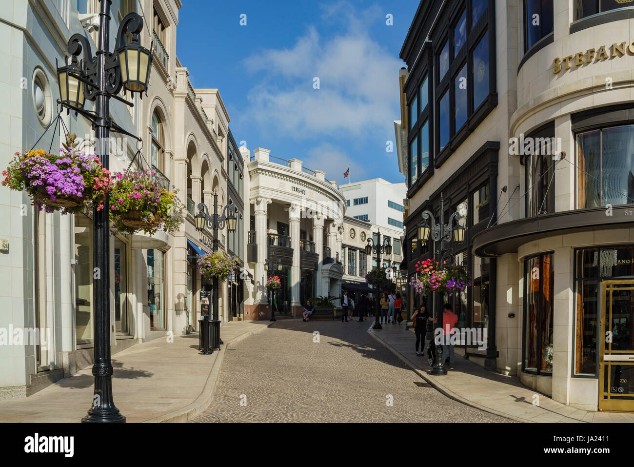 Beverly Hills, APR 12: Rodeo Drive in Beverly Hills am 12. April 2017 in Beverly Hills, Los Angeles, Kalifornien Stockfoto