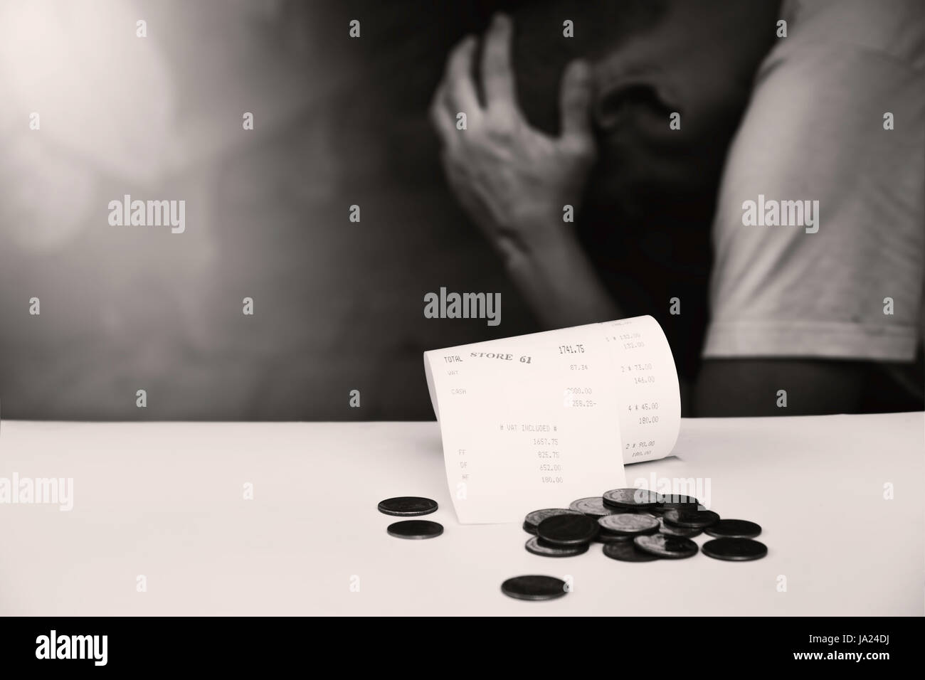 Quittung Rechnung, Geld Bargeld. Papierrechnung und Münzen mit man Kopfschmerzen auf Hintergrund schwarz und weiß Stil. Stockfoto