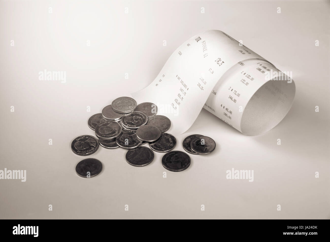 Quittung Rechnung, Geld Bargeld. Papierrechnung mit Münzen schwarz-weiß Stil. Stockfoto