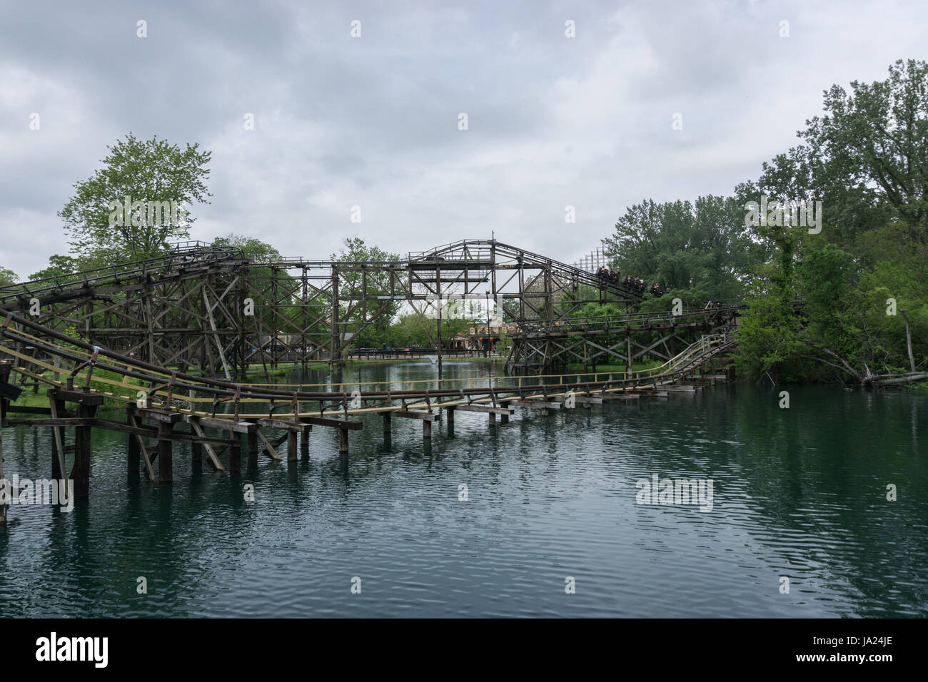 Hölzerne Achterbahn über malerische See Stockfoto