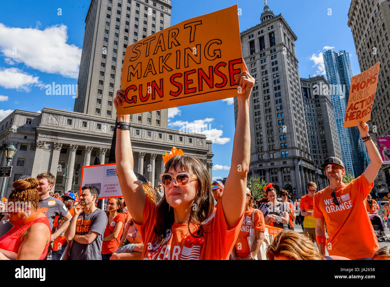 New York, Vereinigte Staaten von Amerika. 3. Juni 2017. Am 3. Juni 2017; zu Ehren des nationalen Waffe Gewalt Awareness Day Mütter Nachfrage Aktion für Pistole Sinn in Amerika, ein Teil des Everytown für Gewehr-Sicherheit und der Koalition der tragen Orange gehostet der fünften jährlichen Brooklyn Bridge März für Pistole Sinn. Hunderte von Freiwilligen und Pistole Gewalt Überlebenden marschierten über die Brücke, die ihren Höhepunkt in einer Kundgebung am Foley Quadrat unter der Leitung von New York Kapitel Mütter Nachfrage und mit. Bildnachweis: Erik McGregor/Pacific Press/Alamy Live-Nachrichten Stockfoto