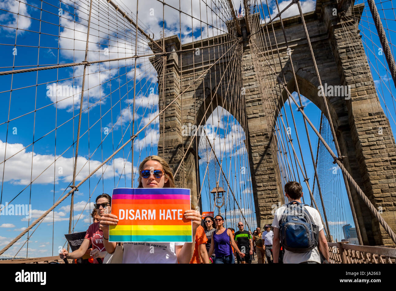 New York, Vereinigte Staaten von Amerika. 3. Juni 2017. Am 3. Juni 2017; zu Ehren des nationalen Waffe Gewalt Awareness Day Mütter Nachfrage Aktion für Pistole Sinn in Amerika, ein Teil des Everytown für Gewehr-Sicherheit und der Koalition der tragen Orange gehostet der fünften jährlichen Brooklyn Bridge März für Pistole Sinn. Hunderte von Freiwilligen und Pistole Gewalt Überlebenden marschierten über die Brücke, die ihren Höhepunkt in einer Kundgebung am Foley Quadrat unter der Leitung von New York Kapitel Mütter Nachfrage und mit. Bildnachweis: Erik McGregor/Pacific Press/Alamy Live-Nachrichten Stockfoto