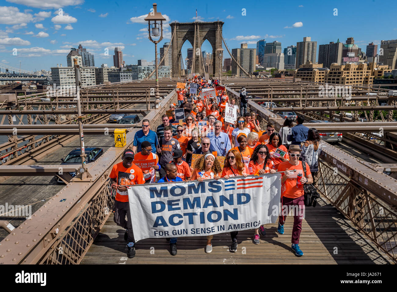 New York, Vereinigte Staaten von Amerika. 3. Juni 2017. Am 3. Juni 2017; zu Ehren des nationalen Waffe Gewalt Awareness Day Mütter Nachfrage Aktion für Pistole Sinn in Amerika, ein Teil des Everytown für Gewehr-Sicherheit und der Koalition der tragen Orange gehostet der fünften jährlichen Brooklyn Bridge März für Pistole Sinn. Hunderte von Freiwilligen und Pistole Gewalt Überlebenden marschierten über die Brücke, die ihren Höhepunkt in einer Kundgebung am Foley Quadrat unter der Leitung von New York Kapitel Mütter Nachfrage und mit. Bildnachweis: Erik McGregor/Pacific Press/Alamy Live-Nachrichten Stockfoto